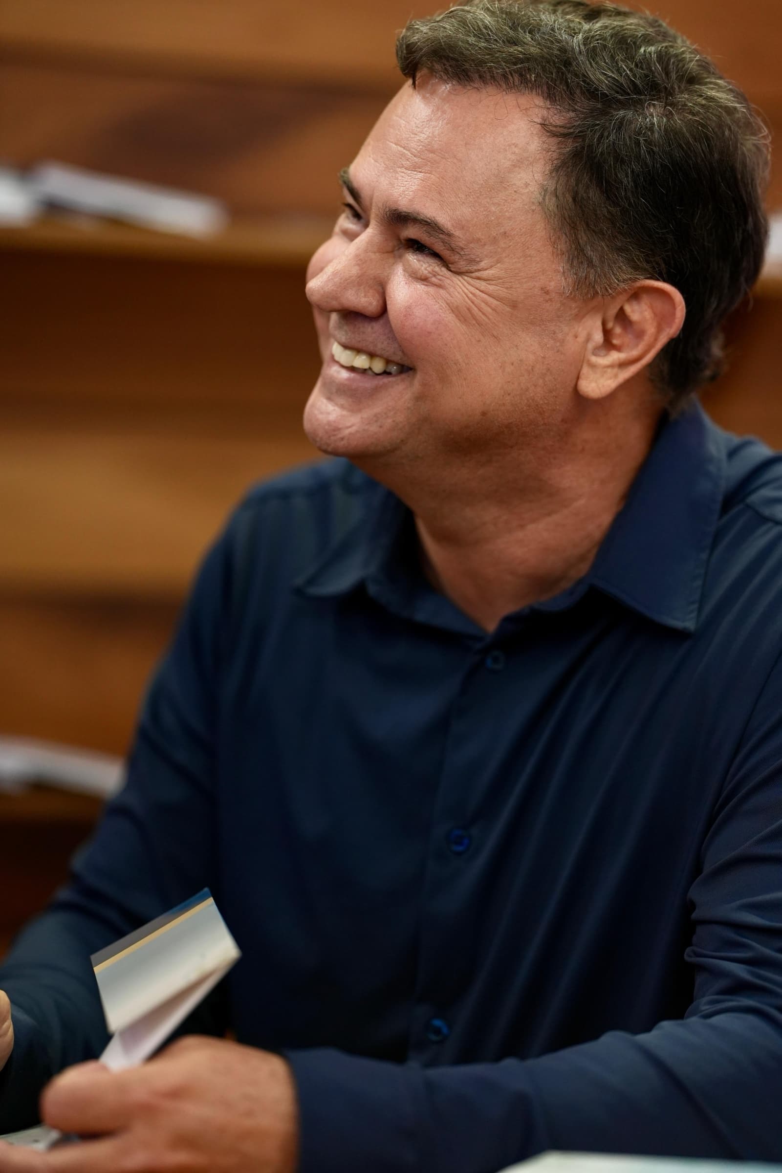 Cláudio Salviano sorrindo durante um encontro